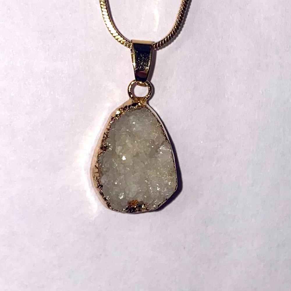 Quartz pendant necklace ❤️ White